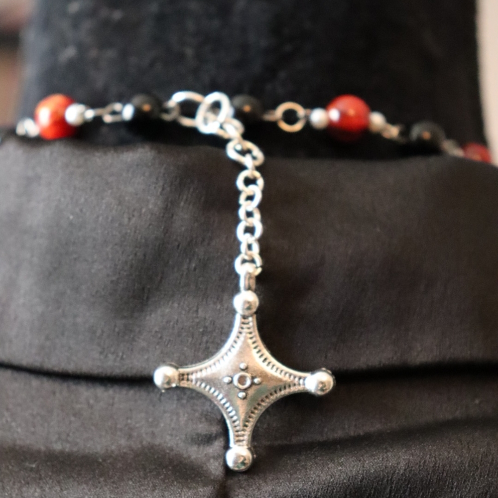 Elegant Red and Black Beaded Necklace - Picture 7 of 7